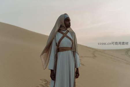 沙漠中的传统服饰女子