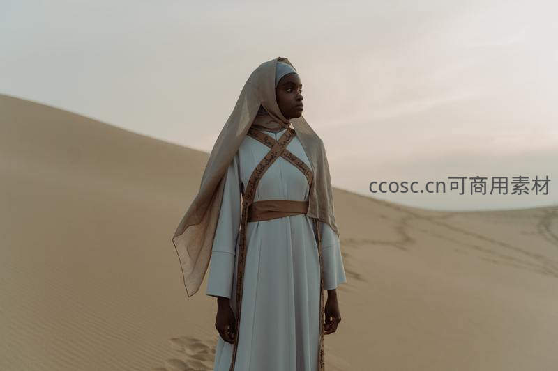 沙漠中的传统服饰女子