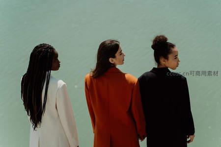 三位女性背影凝望湖面