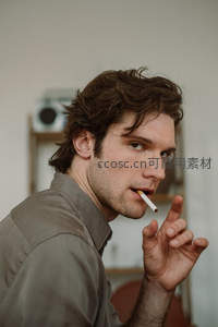 卷发男子叼烟凝视镜头
