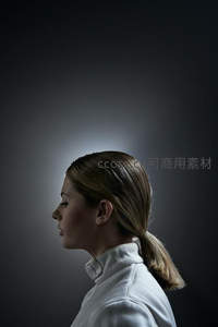 光束下的女子侧颜剪影