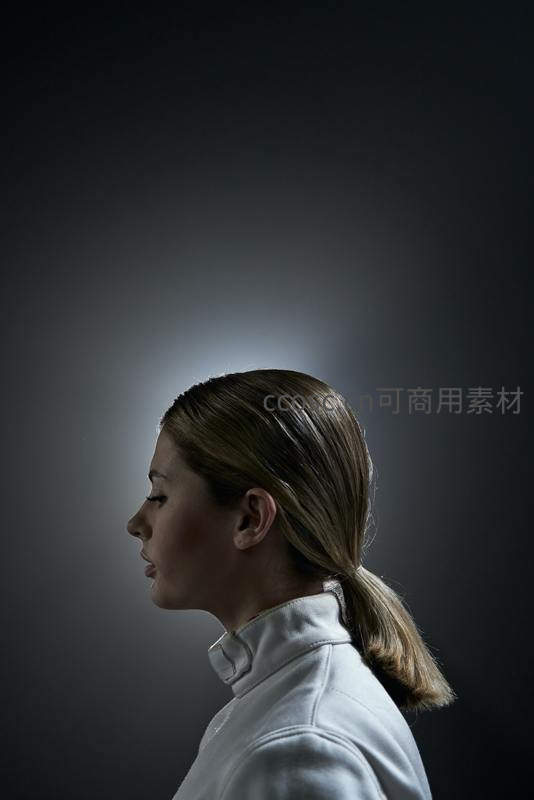 光束下的女子侧颜剪影