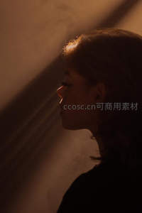 侧脸女子沐浴温暖斜射光影