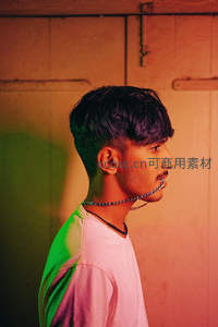 霓虹光影下，青年侧颜酷感十足