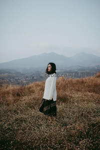 山野花丛中，白衣女子凝望远方