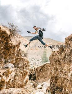 峡谷间飞跃的冒险摄影师