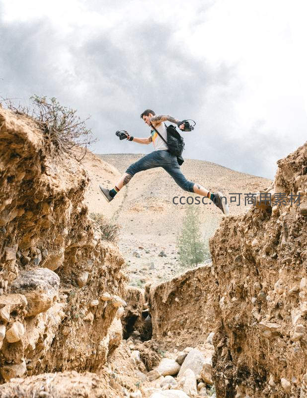 峡谷间飞跃的冒险摄影师