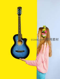 彩色背景前托举吉他的女孩