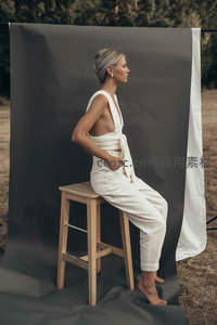 户外写真：银发女子侧坐木凳