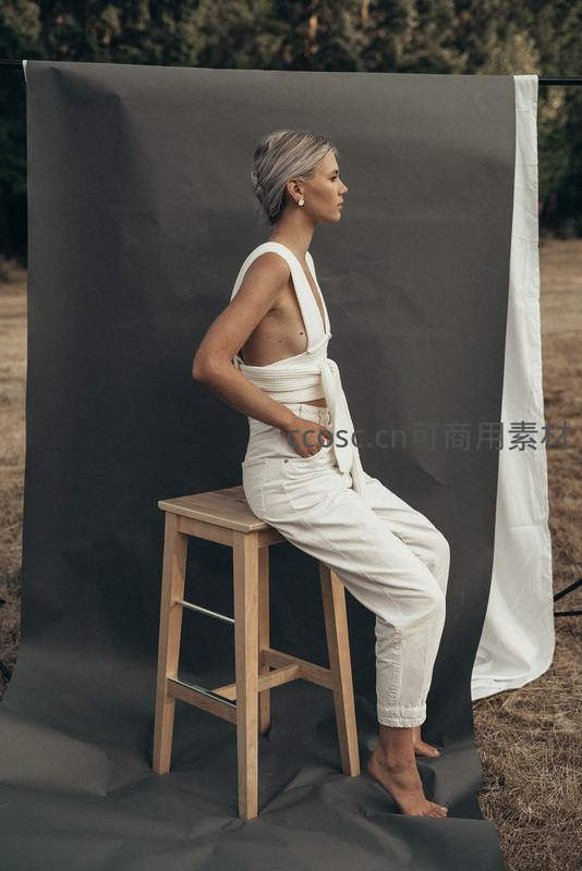 户外写真：银发女子侧坐木凳