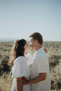 旷野情侣深情对视亲吻瞬间