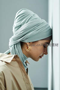 静谧侧颜，浅绿头巾与金色耳环的优雅