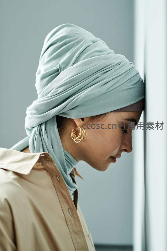 静谧侧颜，浅绿头巾与金色耳环的优雅
