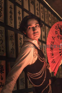 和风少年持红扇回眸凝视镜头