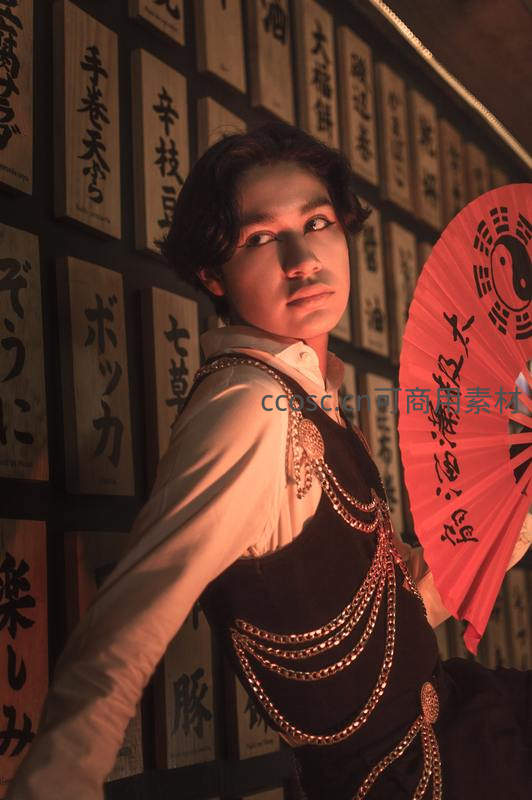 和风少年持红扇回眸凝视镜头