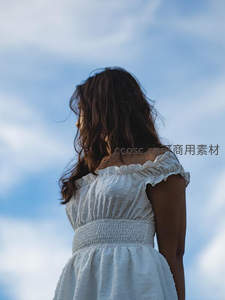 白衣少女背影，仰望蓝天白云的自由