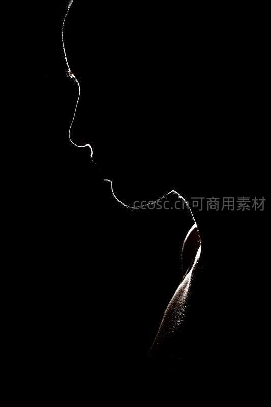 极致剪影勾勒女性侧颜，暗黑背景凸显轮廓