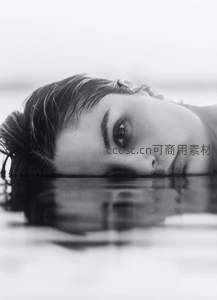 水面浮沉的侧脸特写，黑白艺术感十足