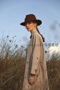 荒野中的优雅：戴着棕色帽子的女子