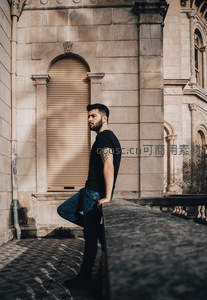 古典建筑前的沉思男子