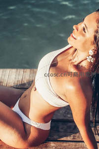 泳池边微笑的比基尼美女