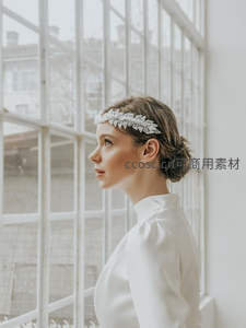 窗边新娘：头戴花冠的温柔侧影