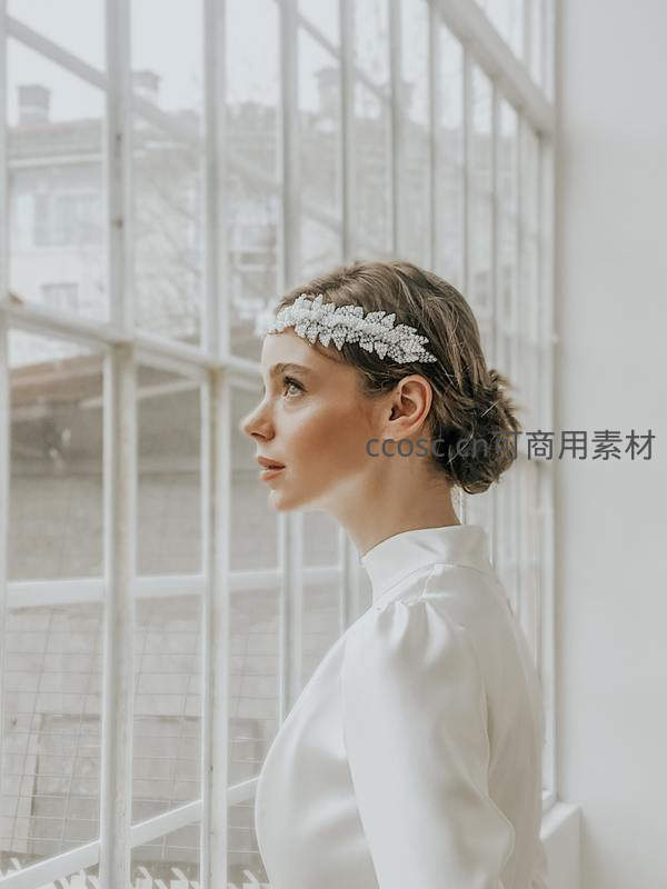 窗边新娘：头戴花冠的温柔侧影