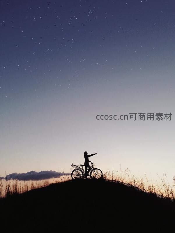 星空下单车剪影指向无垠夜空