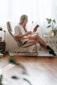 午后阳光里女子悠闲阅读咖啡