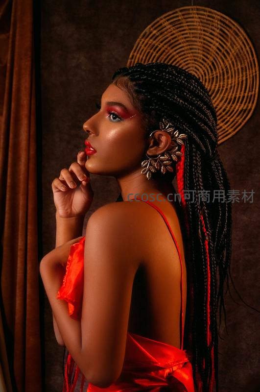 红裙女子华丽编发与复古妆容特写