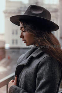 戴帽女子城市阳台沉思
