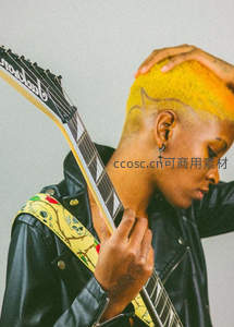 黄发吉他手专注弹奏摇滚乐章