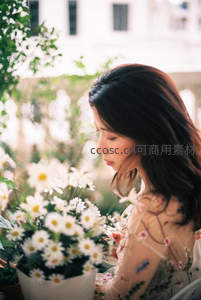 少女轻嗅雏菊绽放温柔时光