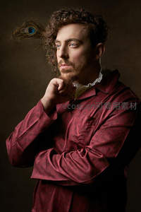 复古绅士手托下巴凝视远方