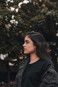 树影下的沉思少女侧颜