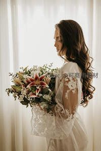 新娘侧影手持花束，蕾丝轻纱映窗光