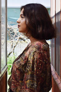 窗边沉思的女子侧影