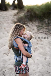 沙滩上的母子温情时刻