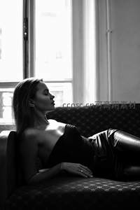 黑白光影中沙发上的慵懒时光