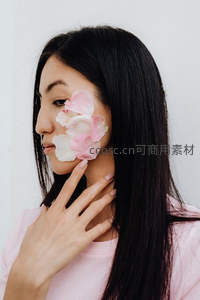 花瓣轻贴脸颊，温柔如春日私语