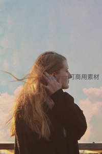 夕阳下抚发凝望远方的少女