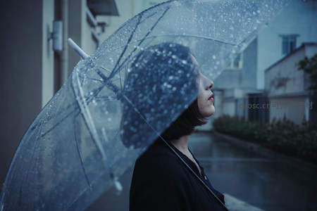 雨中撑伞沉思女子