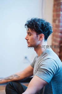 冥想中的卷发男子