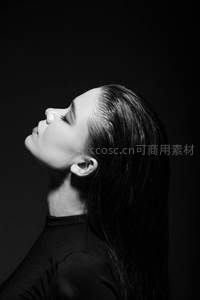 黑白光影下的侧颜轮廓