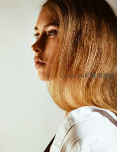 金色阳光中的沉思侧影