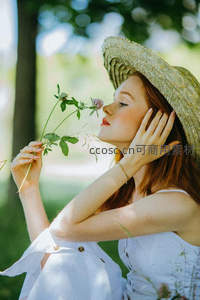 草帽少女嗅花的午后时光