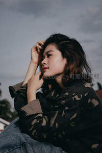 户外仰望的迷彩少女