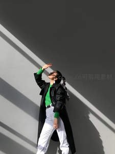 光影墙前的时尚女孩