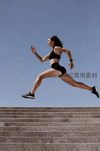 跃动台阶上的健身女神
