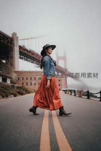 雾中金门桥，女子漫步公路